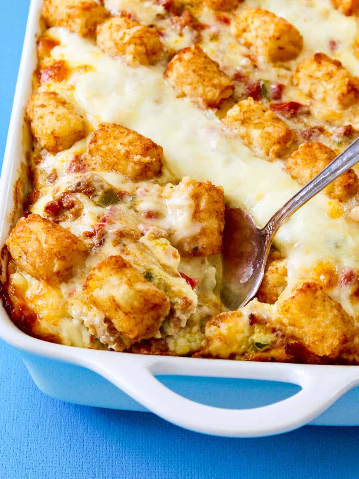 EASY 15-minute recipe to make ahead for breakfast or brunch, bakes in 50 minutes. Tater Tot Breakfast Casserole is perfect for lazy weekends or on holidays! You will love this tater tot casserole (tater tot hotdish). #tatertots #easybreakfastrecipe #easybreakfastideas #breakfastrecipes #brunchrecipes #easybrunchrecipe #easybrunchideas