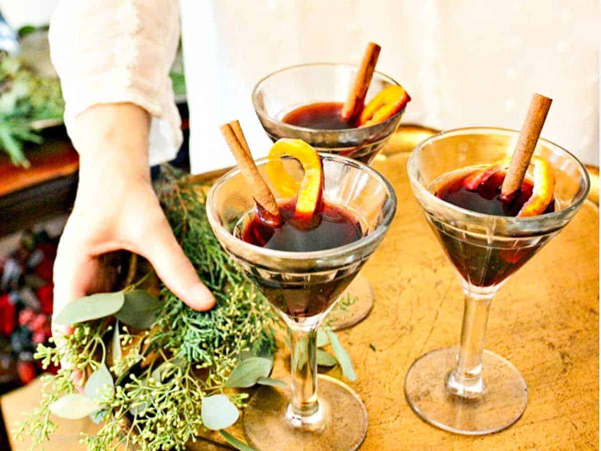 https://www.delicioustable.com/wp-content/uploads/2021/11/Glasses-of-mulled-wine.jpg