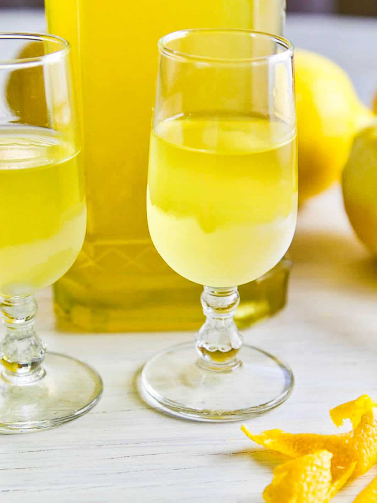 Limoncello - Homemade lemon liqueur of the world's best l