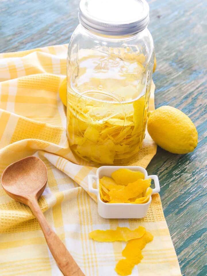 Limoncello Recipe (Lemoncello Lemon Liqueur) - Delicious Table