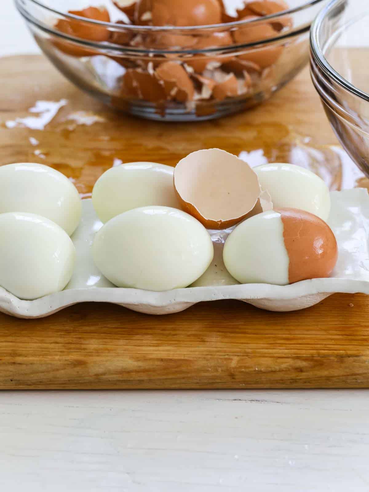 https://www.delicioustable.com/wp-content/uploads/2022/04/Peeling-Steamed-Eggs-in-tray.jpg
