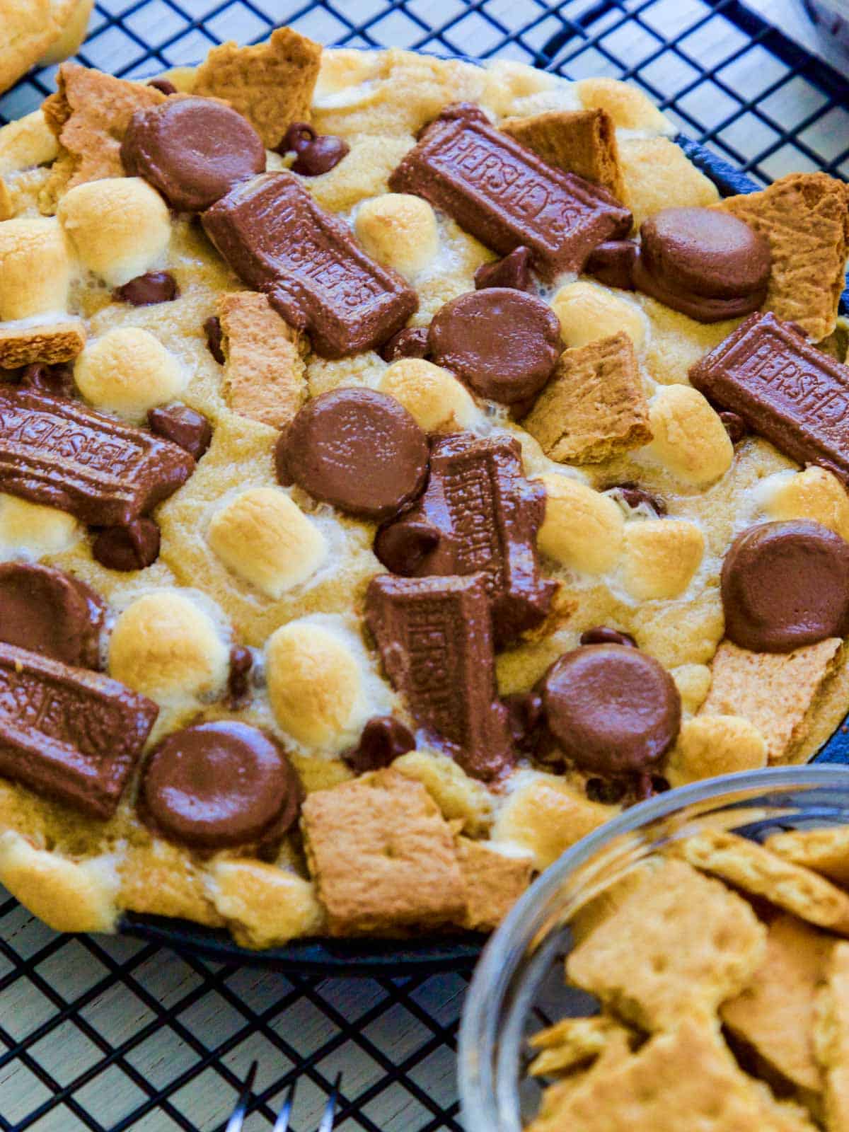 S'more Chocolate Chip Mini Skillet Cookies (Pizookie) - Delicious Table