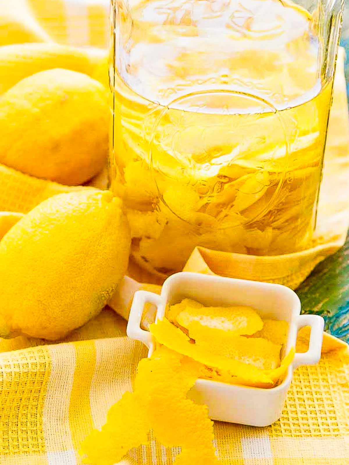 Limoncello - Homemade lemon liqueur of the world's best l